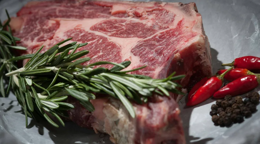 اللحوم الحمراء تضم  معادن مهمة تدعم  صحة العظام (بيكسلز)