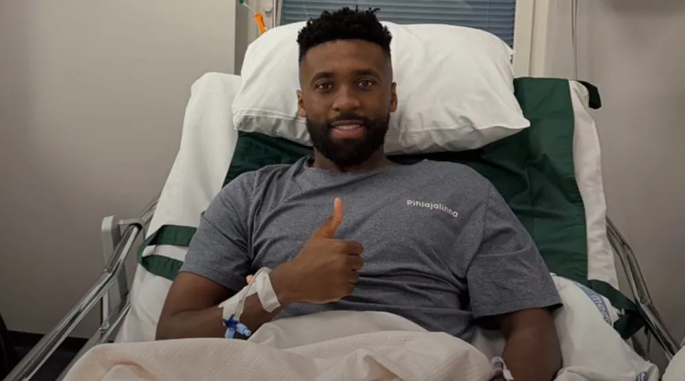 اليامي على السرير الأبيض بعد إجرائه العملية (موقع النادي)