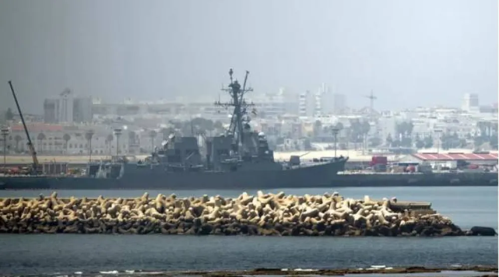 سفينة حربية راسية في القاعدة البحرية الأميركية الإسبانية في روتا بجنوب إسبانيا (أ.ف.ب) 