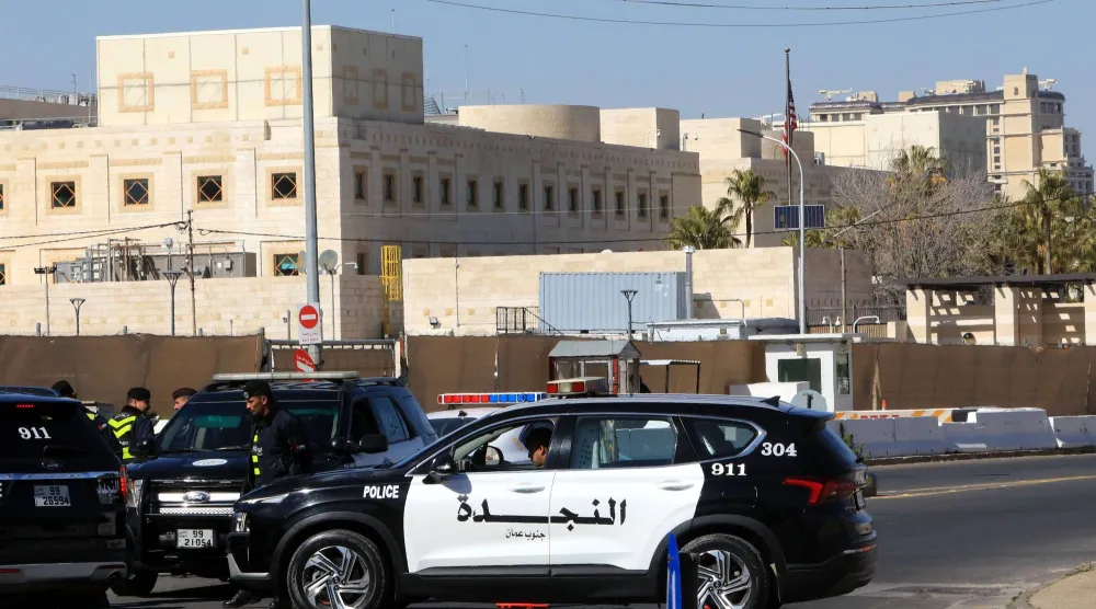 عناصر من الشرطة الأردنية تفرض إجراءات أمنية قرب السفارة الأميركية في عمّان أمس (إ.ب.أ) 