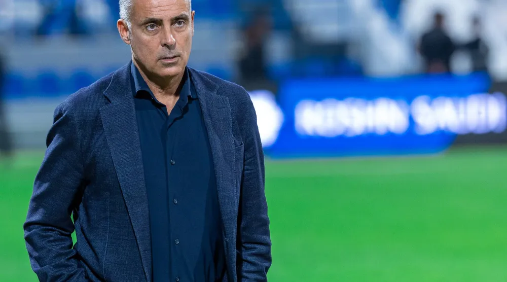 غوميز مدرب الفتح (تصوير: عيسى الدبيسي)