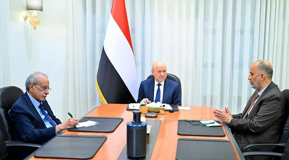 رئيس مجلس القيادة الرئاسي اليمني رشاد العليمي يقود تدابير لمواجهة تداعيات التصعيد الإقليمي (سبأ)