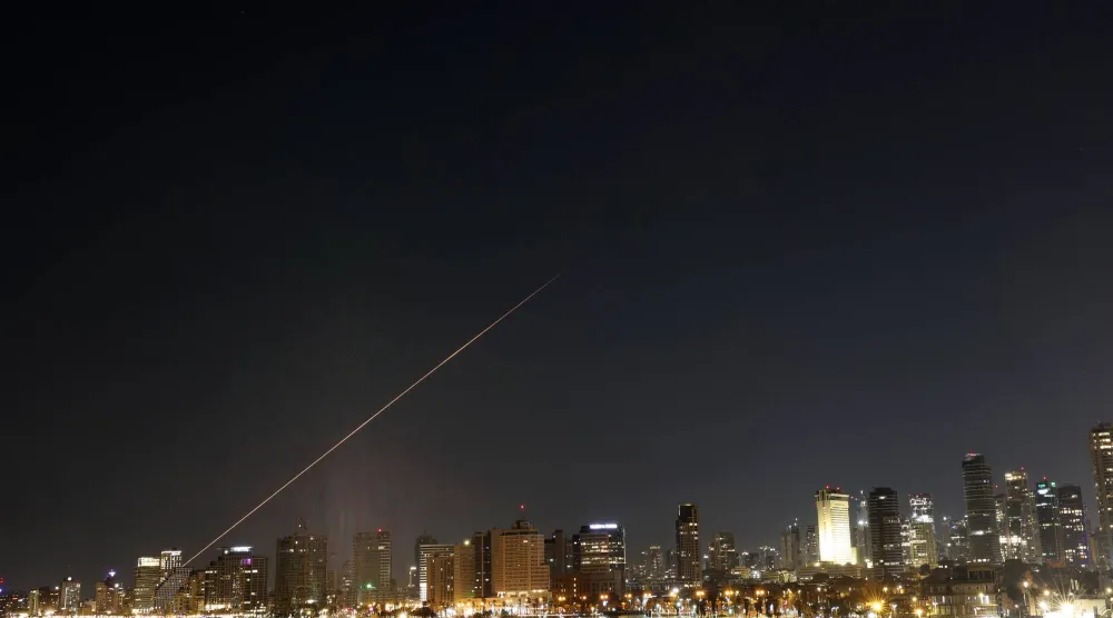نظام الدفاع الجوي الإسرائيلي «القبة الحديدية» يعترض صواريخ إيرانية فوق تل أبيب (إ.ب.أ)