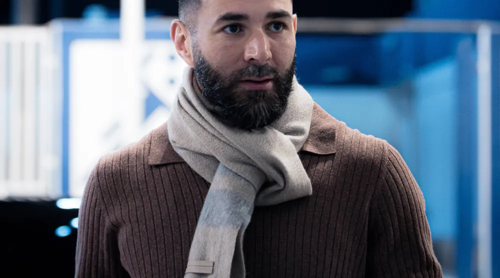 بنزيمة في طريقه لتدريبات الهلال (موقع النادي)