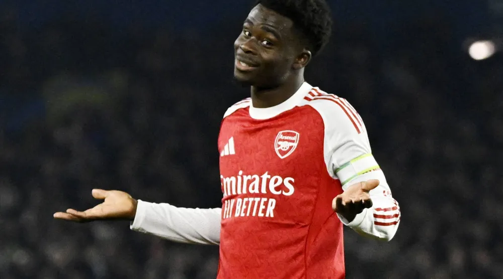 ساكا محتفلا بالهدف على طريقته الخاصة (رويترز)