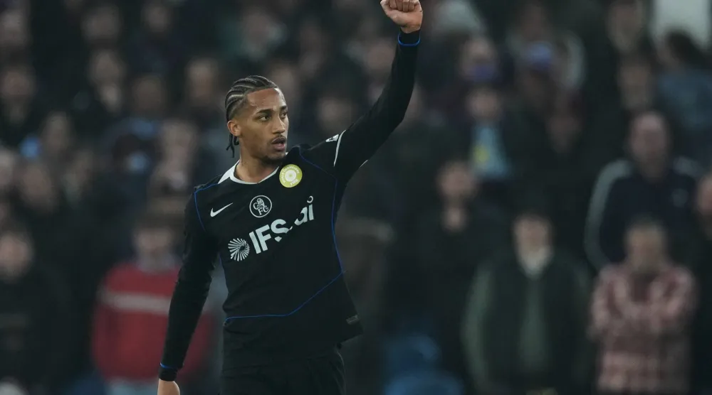 بيدرو محتفلا بأحد أهدافه في المباراة (أ.ب)