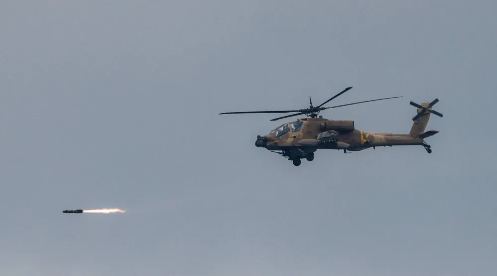 مروحية إسرائيلية تطلق النيران أثناء تحليقها على الحدود مع لبنان (أ.ف.ب)