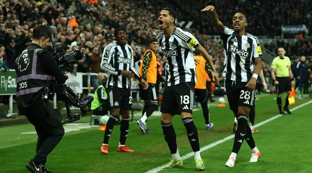 أوسولا لاعب نيوكاسل محتفلا بهدفه في مانشستر يونايتد (رويترز)