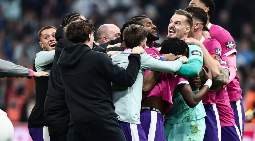 لاعبي تولوز يحتفلون بالتأهل (أ.ف.ب)