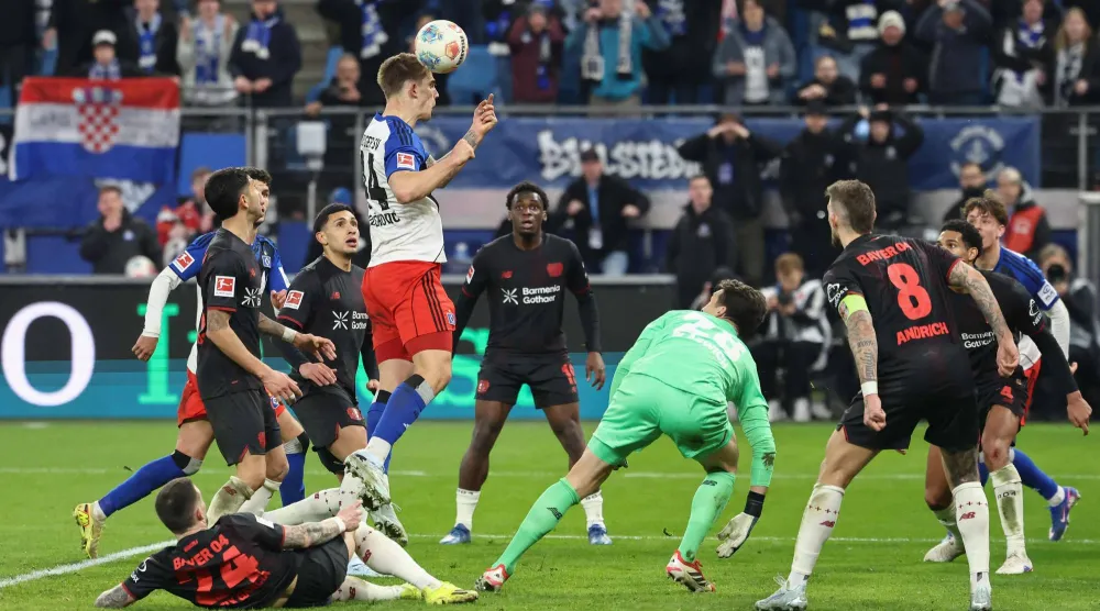 من مباراة هامبورغ وليفركوزن في الدوري الألماني (أ.ف.ب)