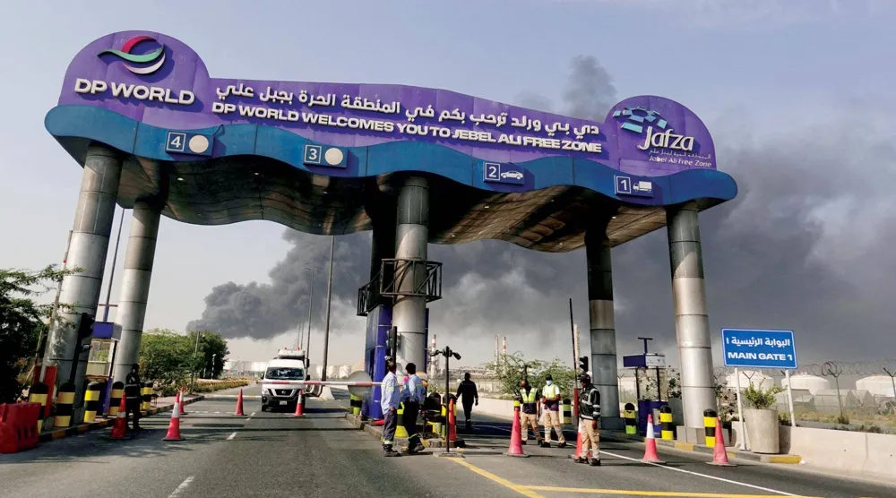  تصاعد الدخان من ميناء جبل علي بالإمارات بعد هجوم إيراني (رويترز)