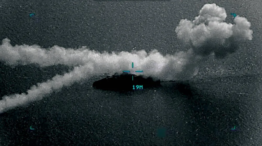  صورة نشرتها «سنتكوم» عن استهدافها سفناً حربية إيرانية مشيرة إلى سفينة من طراز «سليماني»