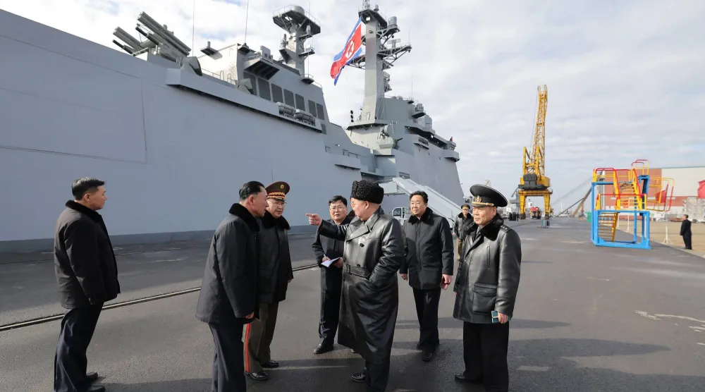 زعيم كوريا الشمالية كيم جونغ أون يتفقد المدمرة «تشوي هيون» قبل تدشينها  (ا.ب)