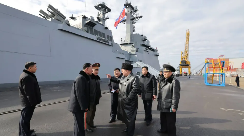 Kuzey Kore lideri Kim Jong Un, denize indirilmeden önce "Choi Hyon" destroyerini inceliyor (AP)