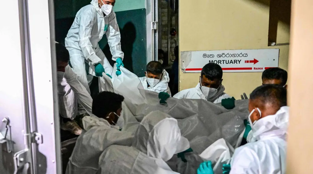  طاقم طبي في مستشفى بمدينة جالي في سريلانكا ينقل جثث بحارة إيرانيين قُتلوا في ​هجوم غواصة أميركية (ا.ف.ب)