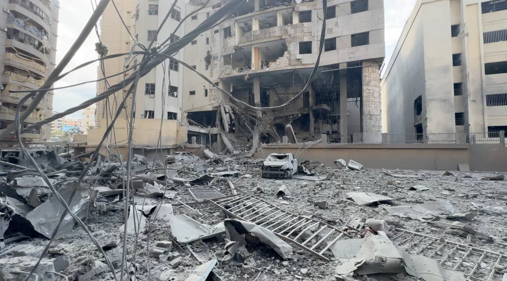 مبانٍ وسيارات متضررة في أعقاب الغارات الجوية الإسرائيلية على بيروت (رويترز)