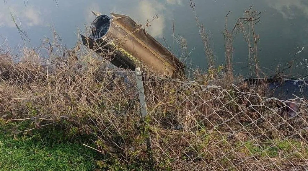 حطام نظام دفاع جوي تابع لحلف «الناتو» اعترض صاروخاً أُطلق من إيران شوهد في محافظة هاتاي التركية (رويترز)