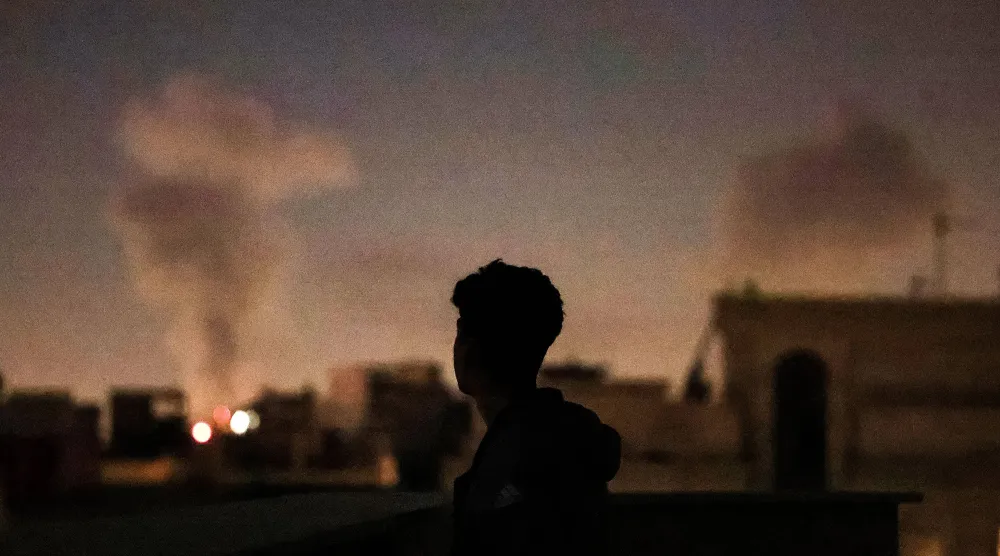 تصاعد الدخان جراء الغارات على طهران (أ.ف.ب)