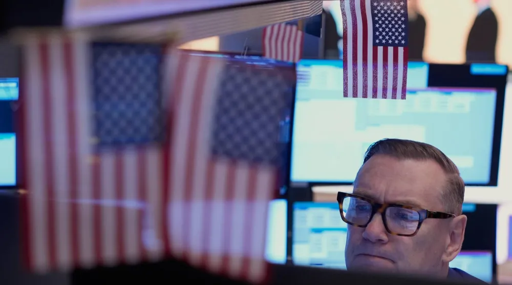 متداول يعمل في بورصة نيويورك (أ.ب)