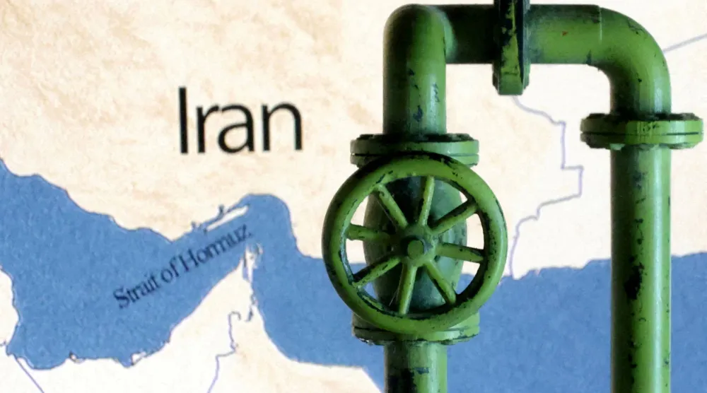 خريطة توضح مضيق هرمز وإيران تظهر خلف خط أنابيب نفط مطبوع بتقنية الطباعة ثلاثية الأبعاد (رويترز)