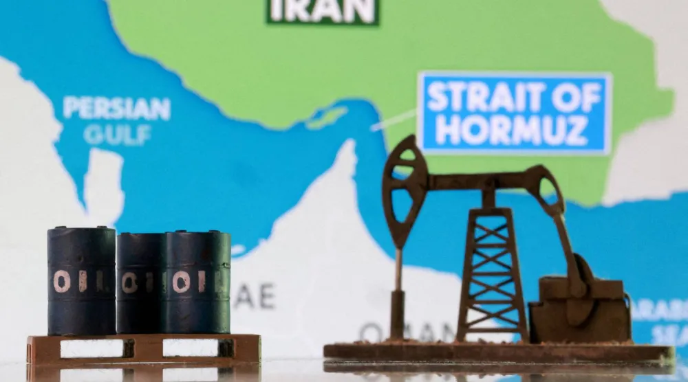 براميل نفط مطبوعة بتقنية الطباعة ثلاثية الأبعاد ومضخة نفط وخريطة توضح مضيق هرمز وإيران (رويترز)