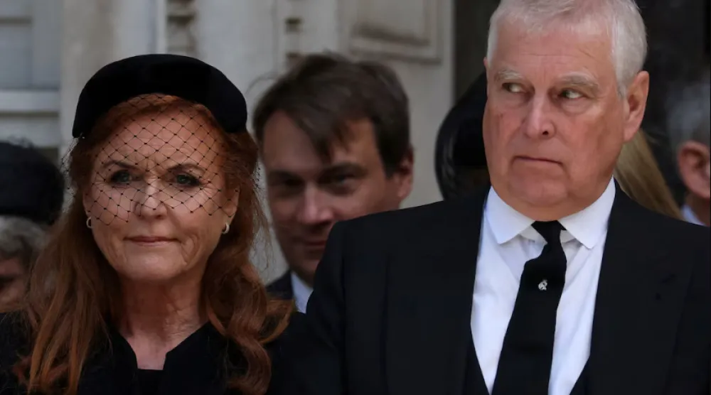 سارة فيرغسون تقف الى جانب طليقها الأمير البريطاني السابق أندرو (رويترز)