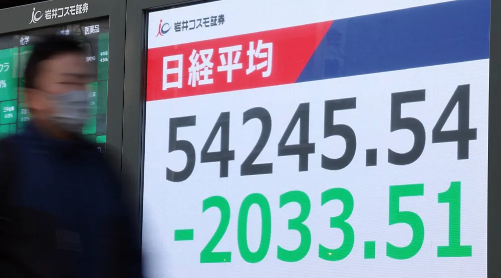 شاشة تعرض حركة الأسهم بأحد شوارع العاصمة اليابانية طوكيو (إ.ب.أ)