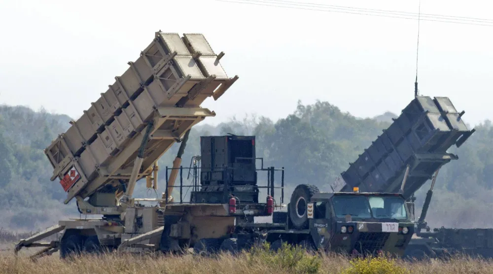 نشر بطاريتين من صواريخ «باتريوت» في حقل بالقرب من عتليت على مشارف حيفا (أ.ف.ب)