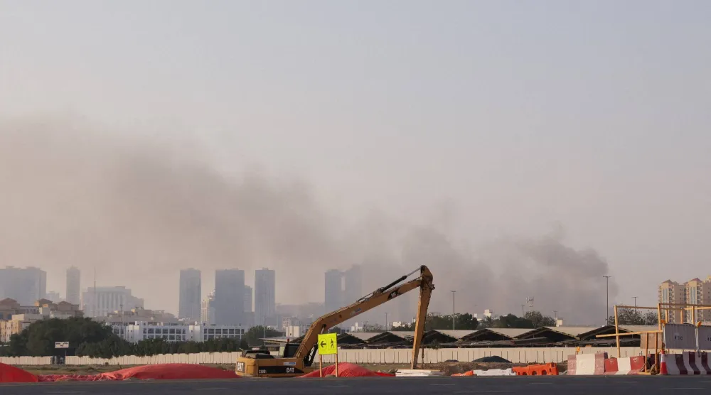 تصاعد الدخان عقب هجوم إيراني في الشارقة بدولة الإمارات العربية المتحدة (رويترز)