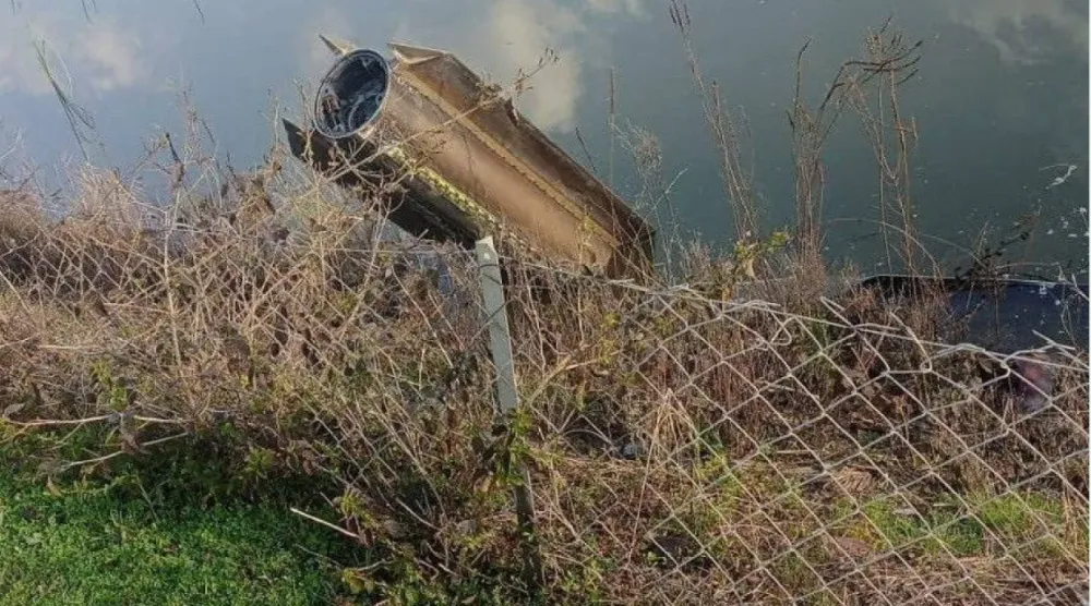 حطام صاروخ أُطلق من إيران وشوهد في محافظة هاتاي التركية بعد أن اعترضه نظام دفاع جوي تابع لحلف «الناتو» (رويترز)