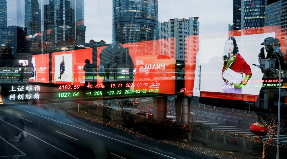 شاشة إلكترونية تعرض حركة الأسهم في الضاحية المالية بمدينة شنغهاي الصينية (رويترز)