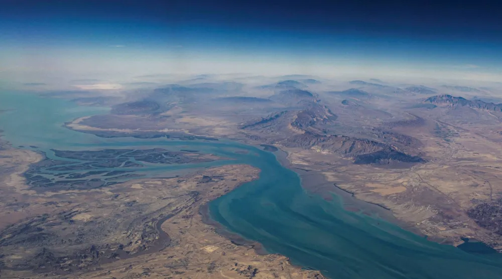 صورة جوية لمضيق هرمز (رويترز)