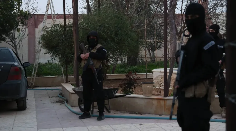 Suriye iç güvenlik güçleri, Şam'da uzaktan kumandayla patlatılmak üzere hazırlanmış bir bomba yüklü aracı yakaladı, (Suriye İçişleri Bakanlığı)