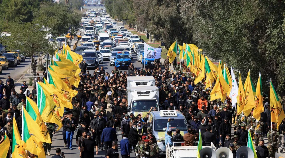 تشييع عناصر من «كتائب حزب الله» في بغداد قُتلوا بغارة جوية قرب حي القائم على الحدود مع سوريا 2 مارس 2026 (رويترز)