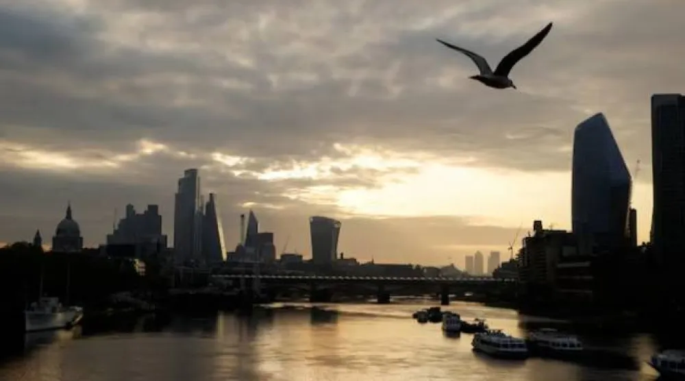 يظهر الحيّ المالي ونهر التيمز في مدينة لندن (رويترز)