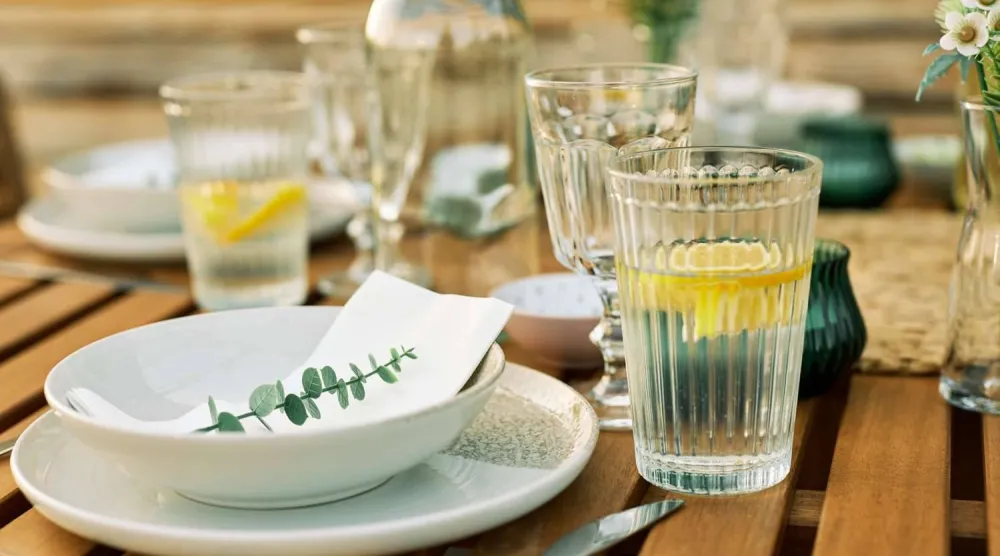 رشفات الماء المعتدلة خلال الطعام لا تؤدي إلى إبطاء الهضم (مجلة ريل سمبل)