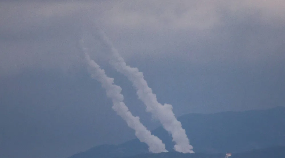 تصاعد الدخان مع إطلاق قذائف من لبنان باتجاه إسرائيل في أعقاب التصعيد مع «حزب الله» (رويترز)