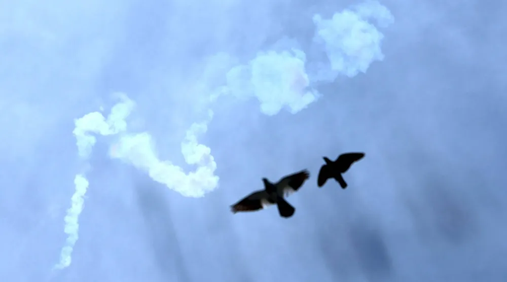 دخان صواريخ تم اعتراضها يظهر في سماء الدوحة (إ.ب.أ)