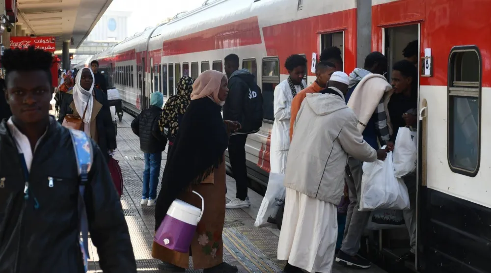سودانيون عائدون إلى وطنهم يستقلون القطار من محطة رمسيس بالقاهرة (مجلس الوزراء المصري)