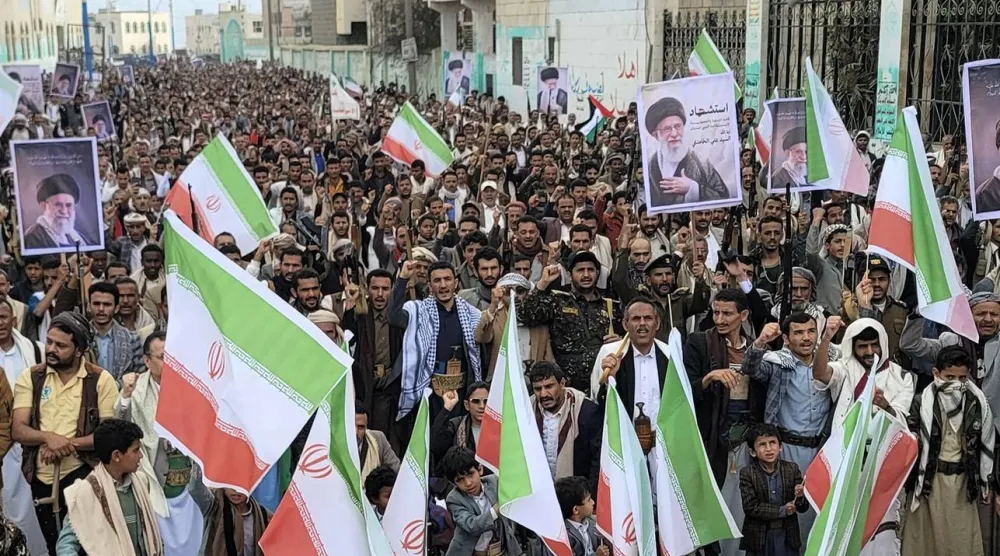 مظاهرة حوثية في العاصمة اليمنية المختطفة صنعاء بعد مقتل علي خامنئي (إعلام حوثي)