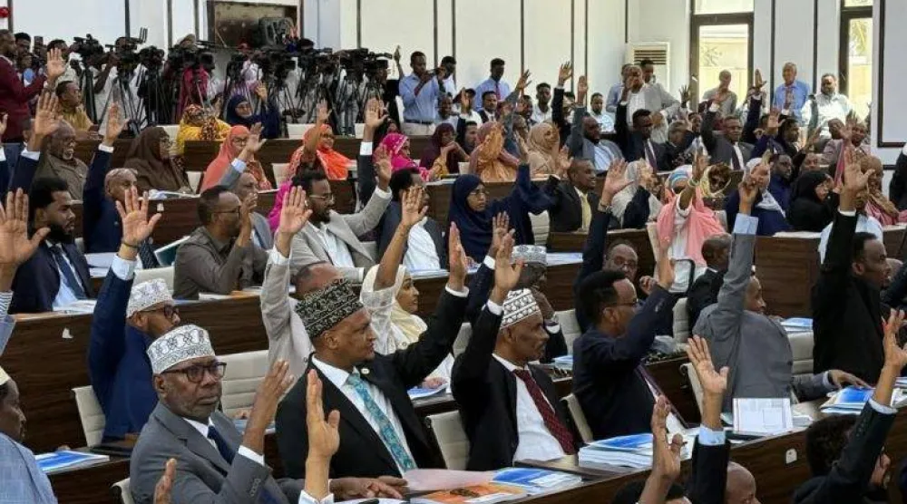 نواب بالبرلمان الصومالي خلال المصادقة على دستور البلاد (وكالة الأنباء الصومالية)
