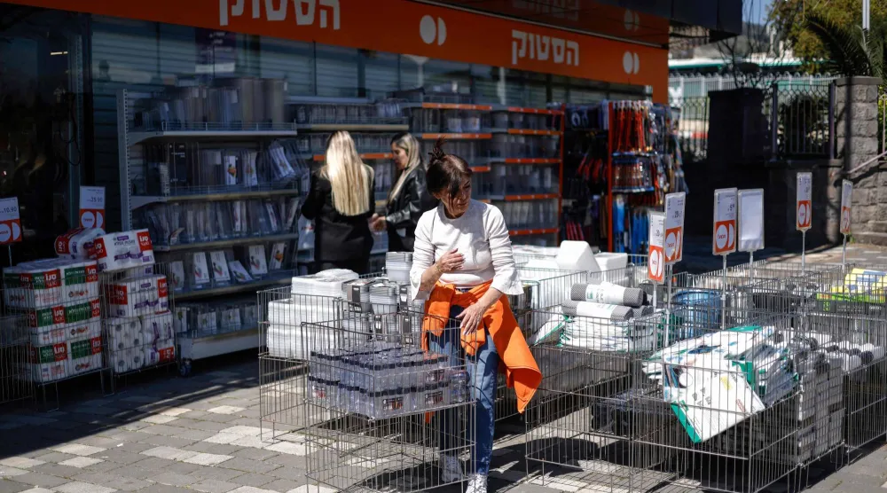 متجر إسرائيلي بمدينة كريات شمونة الشمالية القريبة من الحدود اللبنانية يعيد فتح أبوابه في 5 مارس 2026 (أ.ف.ب)