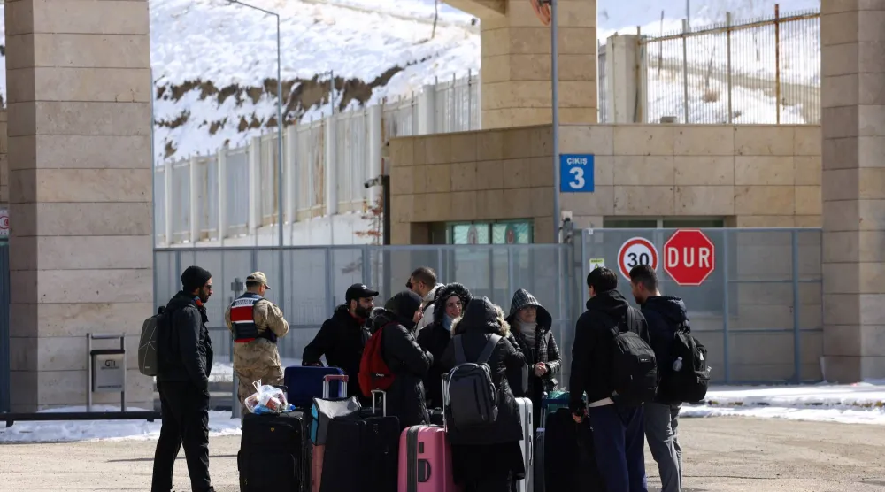 إيرانيون عند معبر كابيكوي الحدودي في مقاطعة فان الشرقية بتركيا (رويترز)