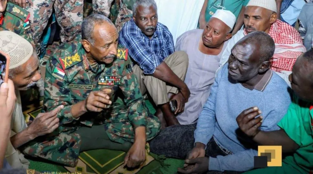 البرهان خلال مشاركته منسوبي الشرطة في ضاحية الحاج يوسف بالخرطوم إفطارهم الرمضاني يوم الأربعاء (مجلس السيادة السوداني)