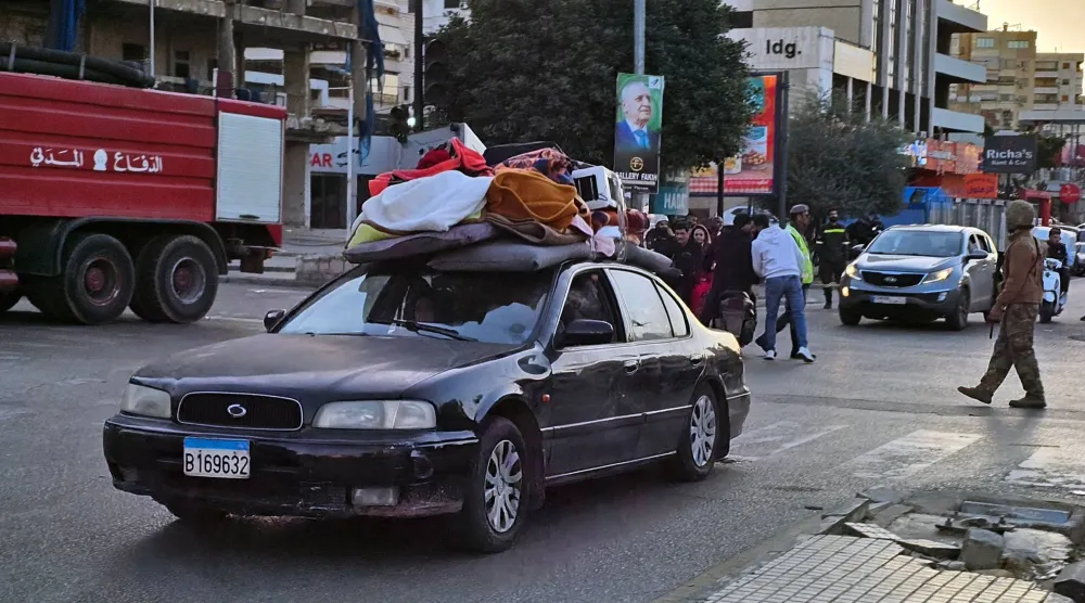 نازحون من الضاحية إلى بيروت بعد الإنذار الإسرائيلي (أ.ف.ب)