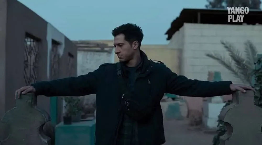 عصام عمر في زيارة لمقبرة والدته ضمن أحداث الحلقة الأخيرة من «عين سحرية» (الشركة المنتجة)