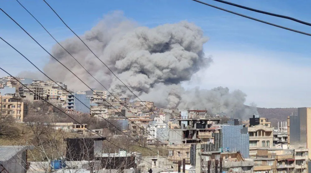 انفجارات ضخمة في مستودع للأسلحة بمدينة سردشت غرب إيران (شبكات التواصل)