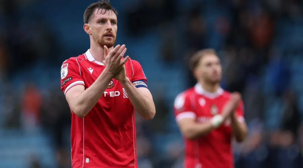 دومينيك هايم لاعب ريكسام يحتفل بعد نهاية مباراة في الدوري الإنجليزي (رويترز)