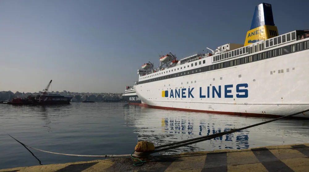 سفن راسية في الميناء مع إضراب بحارة لمدة 24 ساعة للمطالبة بعودة الطواقم العالقة بمضيق هرمز في أعقاب تصاعد الصراع في منطقة الشرق الأوسط - بيرايوس باليونان 5 مارس 2026 (رويترز)