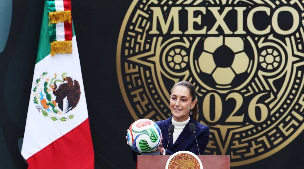 رئيسة المكسيك كلاوديا شينباوم تلقي كلمة خلال العرض الرسمي لبطولة كأس العالم 2026 (رويترز)